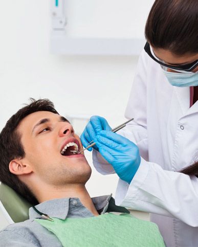 Clínica Dental Dra. Ana Millán persona en revisión dental